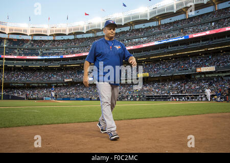 Bronx, New York, USA. 7. August 2015. John Gibbons (Blue Jays), 7. August 2015 - MLB: Toronto Blue Jays Manager John Gibbons geht zurück auf die Trainerbank während der Major League Baseball Spiel gegen die New York Yankees im Yankee Stadium in der Bronx, New York, Vereinigte Staaten von Amerika. © Thomas Anderson/AFLO/Alamy Live-Nachrichten Stockfoto