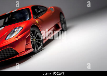 Ein Ferrari F430 Scuderia-Modell in einem Studio. Stockfoto