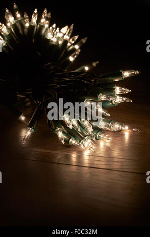 Traditionellen Weihnachtsbaum Lichter liegen auf einem Holzfußboden. Stockfoto