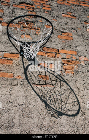 Niedrigen Winkel Ansicht der Basketballkorb auf Wand montiert Stockfoto