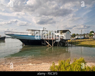 Hausboote auf Küstenlinie am West Mersea. Mersea Island. Essex. England. VEREINIGTES KÖNIGREICH. Stockfoto