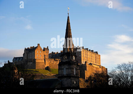 Kirchturm der St. Cuthbert Kirche in den Vordergrund mit Edinburgh Castle im Hintergrund im Dezember, Schottland, Großbritannien, Europa Stockfoto