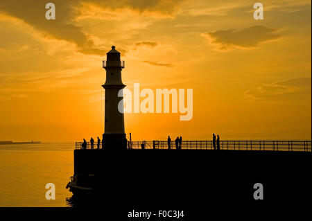 Semi-Silhouette von Newhaven Leuchtturm in der Abenddämmerung, Leith, Edinburgh, Schottland, UK, Europa Stockfoto