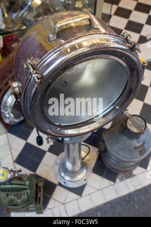 Alte Boot-Scheinwerfer im Shop auf dem Markt Stockfoto