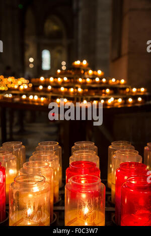 Kerzen brennen im Inneren der Basilika des Heiligen Herzens Jesu, Paris, Frankreich Stockfoto