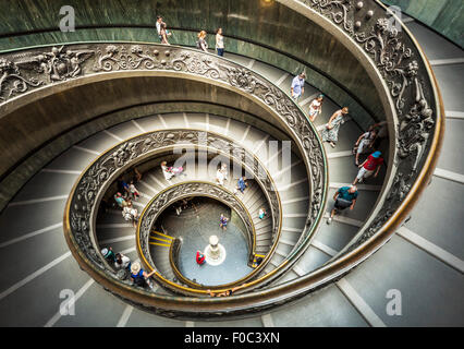 Wendeltreppe von Giuseppe Momo 1932 entworfen ist eine Doppelhelix Treppe Vatikan Museum Vatikanstadt Rom Italien EU Europa Stockfoto