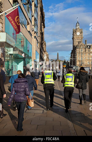 Polizisten zu Fuß im schottischen Edinburgh Princes Street Stockfoto