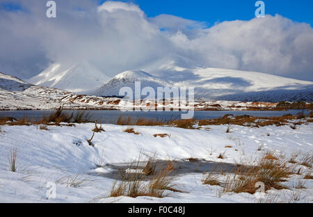 Schneebedeckte Rannoch Moor mit schwarzen Berg Berge im Hintergrund Stockfoto