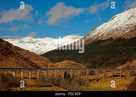 Glenfinnan Viadukt mit Schnee in den Bergen Lochaber Scotland UK Stockfoto