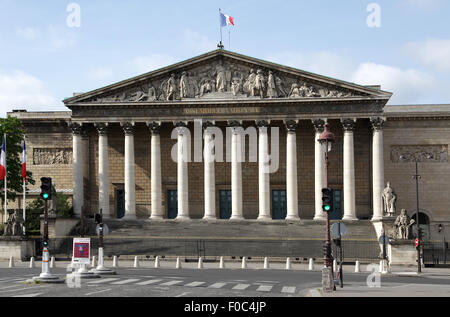 Der Palais Bourbon in Paris am linken Ufer der seine, Sitz der französischen Nationalversammlung.Unterer Gesetzgebungsraum der französischen Regierung. Stockfoto