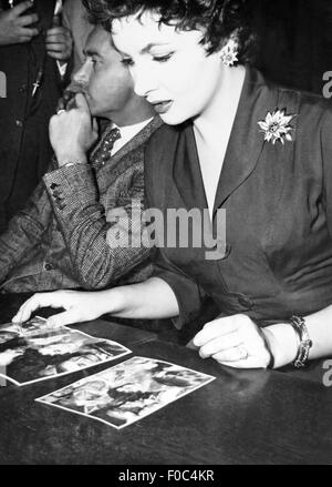Lollobrigida, Gina, * 4.7.1927, italienische Schauspielerin, halbe Länge, mit Ehemann Milko Skofic, auf Pressekonferenz, München, 1955, Stockfoto