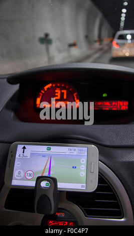 Alternative Verwendungen des Mobiltelefons im Auto Stockfoto