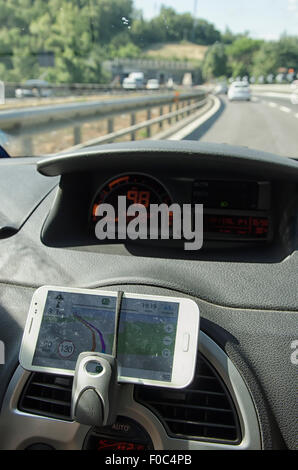 Alternative Verwendungen des Mobilfunktelefons im Automobil Stockfoto