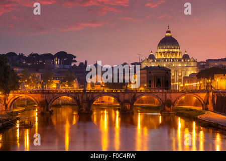 Sonnenuntergang in Pont St Angelo und St. Peters Basilica Vatikanstadt Rom Latium Italien EU Europa Stockfoto