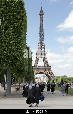 Ordensschwestern,katholische Nonnen.Nonnen in der Nähe des Eiffelturms in Paris Frankreich Stockfoto