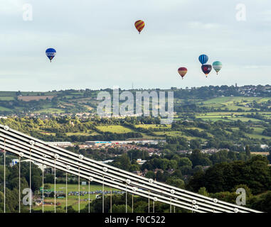 Masse Heißluftballon Aufstieg über die Clifton Suspension Bridge, Bestandteil der 37th annual Bristol Balloon Fiesta, Stockfoto