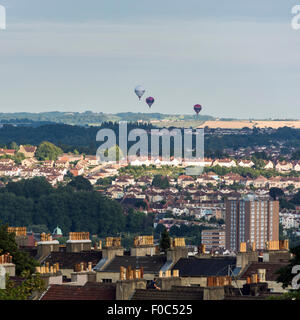 Heißluft-Ballon-Aufstieg über die Stadt Bristol, Bestandteil der 37th annual Bristol Balloon Fiesta Stockfoto