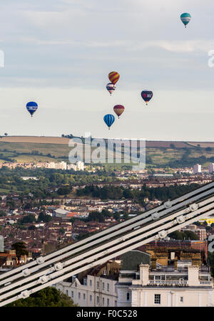 Masse Heißluftballon Aufstieg über die Clifton Suspension Bridge, Bestandteil der 37th annual Bristol Balloon Fiesta, Stockfoto