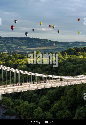 Masse Heißluftballon Aufstieg über die Clifton Suspension Bridge, Bestandteil der 37th annual Bristol Balloon Fiesta, Stockfoto