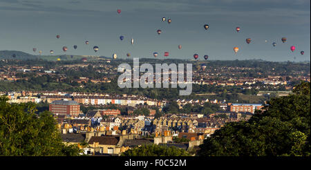 Masse Heißluftballon Aufstieg über die Stadt Bristol, Bestandteil der 37th annual Bristol Balloon Fiesta Stockfoto