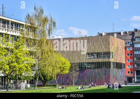 Die lange zweistöckige rechteckige Gebäude bunte Fassade bestehend aus 36.000 vertikale keramische Lamellen in 23 verschiedenen colou Stockfoto