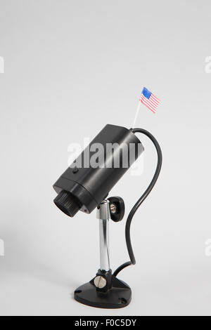 Nahaufnahme der Überwachungskamera mit amerikanischen Flagge vor weißem Hintergrund Stockfoto