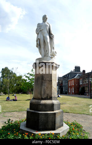 Statue von Horatio Nelson auf dem Gelände des Norwich Dom in Norfolk. Stockfoto