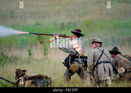 Gettysburg Reenactment Konföderierten Armeesoldaten feuern Musketen im Kampf Stockfoto