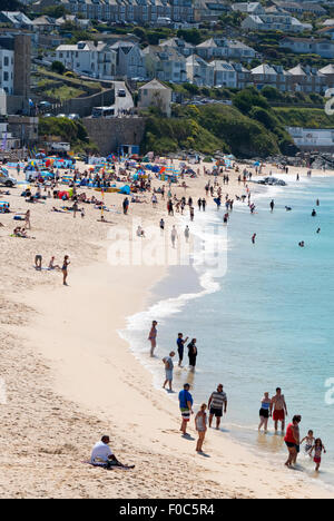 St. Ives Porthmeor Beach Ufer an einem Sommertag, Cornwall, England. Stockfoto