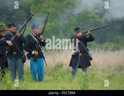 Gettysburg Reenactment Unionssoldaten Muskete abfeuern Stockfoto