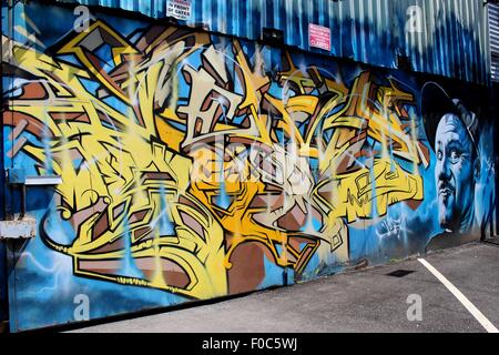 Dieses Bild wurde aufgenommen in Digbeth, Birmingham. Die Graffiti entstand im Zusammenhang mit der "Stadt der Farben"-Kunst-Festival. Stockfoto