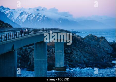 Fahrzeug Küsten Brücke in der Abenddämmerung, Reine, Lofoten, Norwegen Stockfoto