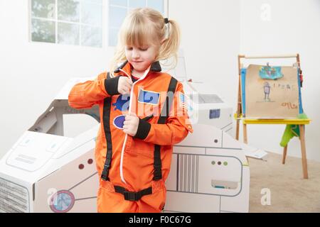 Junges Mädchen Dress up spielen, tragen Astronauten-outfit Stockfoto