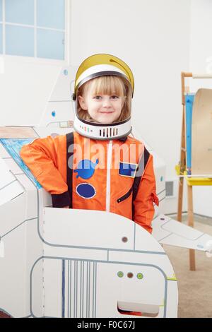 Porträt des jungen Mädchens mit Astronauten-outfit Stockfoto