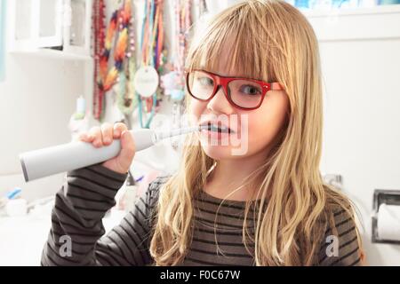 Porträt des jungen Mädchens, die Zähne zu putzen Stockfoto