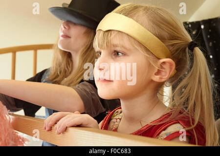 Zwei Schwestern in Kostüm-Outfits, Nahaufnahme Stockfoto