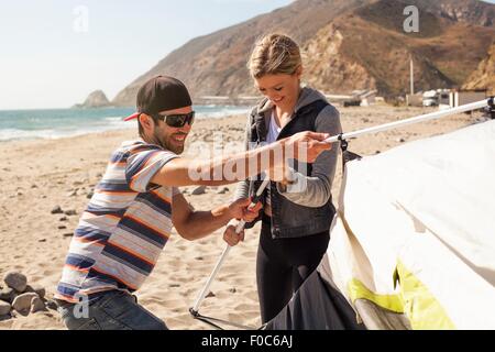 Paar einrichten Zelt am Strand von Malibu, Kalifornien, USA Stockfoto