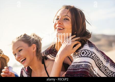 Freundinnen im Urlaub am Strand Stockfoto