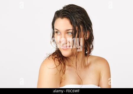 Junge Frau mit nassen Haaren tragen Handtuch Stockfoto