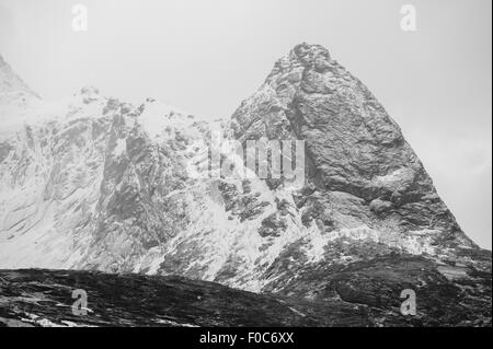 Schwarzweißansicht Schnee bedeckt Berge, Reine, Lofoten, Norwegen Stockfoto