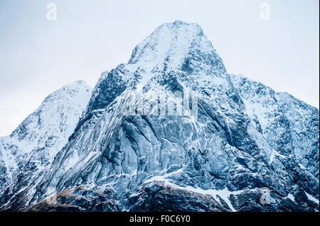 Detailansicht von Schnee bedeckt Berg, Reine, Lofoten, Norwegen Stockfoto