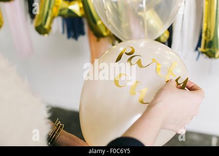 Händen der Designerinnen Ballon die Wort Partei zuweisen Stockfoto