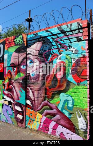 Dieses Bild wurde aufgenommen in Digbeth, Birmingham. Die Graffiti entstand im Zusammenhang mit der "Stadt der Farben"-Kunst-Festival. Stockfoto