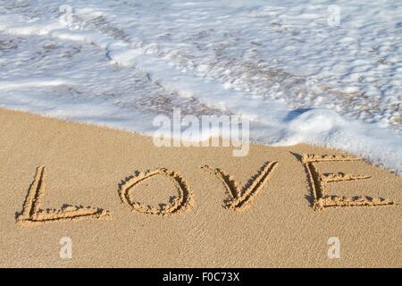 Liebe, geschrieben in Sand, Nahaufnahme Stockfoto