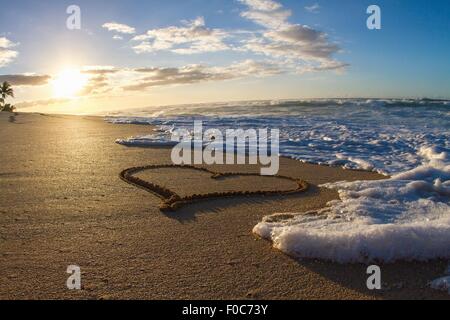 Herz, gezeichnet in Sand, Sonnenuntergang Stockfoto