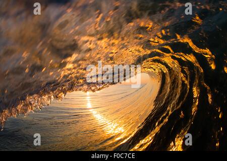 Trommelpolieren Welle, Sonnenuntergang, Hawaii, USA Stockfoto