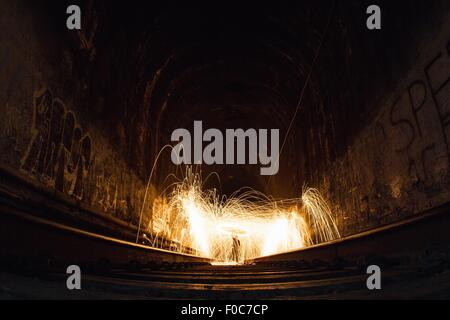 Eisenbahntunnel mit Lichtspuren, niedrigen Winkel Ansicht Stockfoto