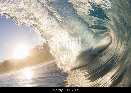 Trommelpolieren Welle bei Sonnenuntergang, Hawaii Stockfoto