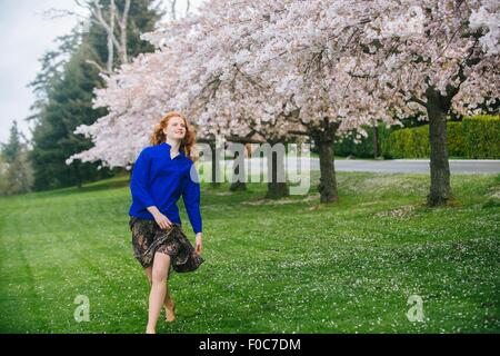 Junge Frau tanzen barfuß im Frühlingspark Stockfoto