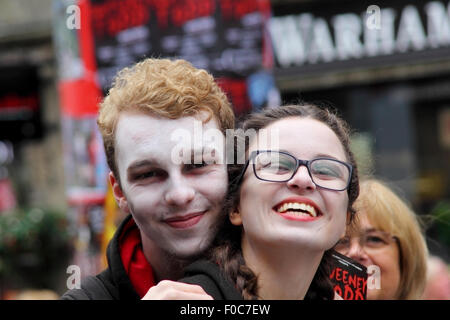 Edinburgh, UK. 11. August 2015. Künstler & Darsteller auf dem Fringe Festival in Edinburgh, 11.08. Kredit-2015, die Royal Mile und Edinburgh Schottland: Malgorzata Laris/Alamy Live-Nachrichten Stockfoto